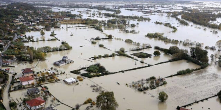 Moti i keq, vazhdojnë problemet në Shkodër: 1130 ha tokë nën ujë, 7 familje të evakuara