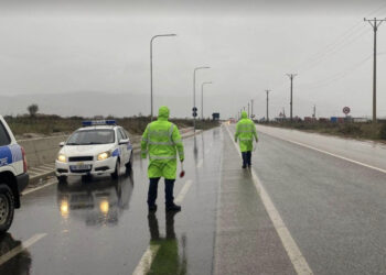Moti i keq / Policia Rrugore apel shoferëve: Moderoni shpejtësinë, ka prezencë uji dhe inerte në disa akse