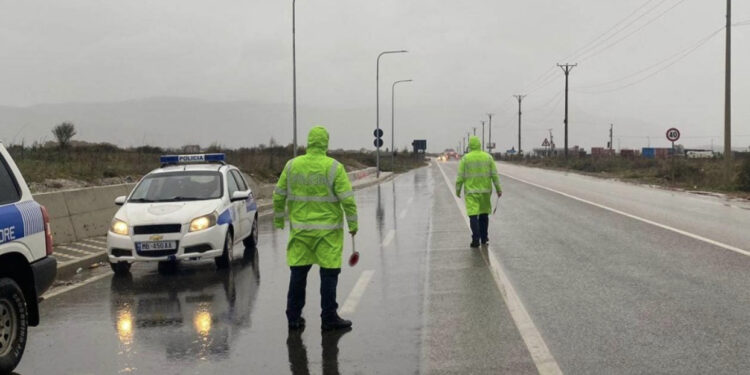Moti i keq / Policia Rrugore apel shoferëve: Moderoni shpejtësinë, ka prezencë uji dhe inerte në disa akse