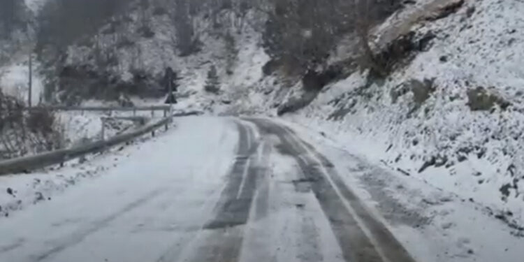 FOTO/ Zyrtarisht në dimër! Dëbora zbardh sot Korçën
