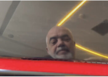 VIDEO/ U ulur në një piano, Rama nga Korça: Mirëmëngjesi nga ky qytet i bukur, ju uroj një ditë të mbarë