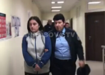 VIDEO/ Me pranga në duar, dalin pamjet e tre infermiereve në dyert e gjykatës