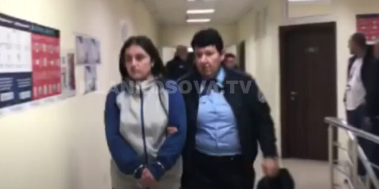 VIDEO/ Me pranga në duar, dalin pamjet e tre infermiereve në dyert e gjykatës