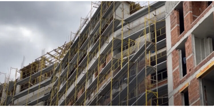 Lejuan ndërtimin e pallatit 9 katësh në zonën e Farkës, përjashtohen nga detyra tre punonjësit e policisë