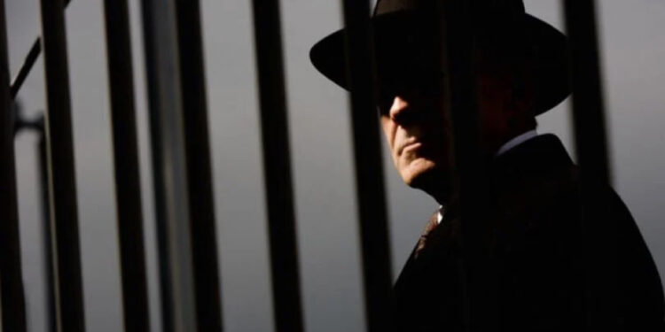 “E ka në xhep”! Tentoi grackën, por si ra në kuth spiuni i policisë?