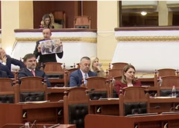 “Te Nusreti”, Rama në foltore, Sula nxjerr foton e ministrave në Dubai