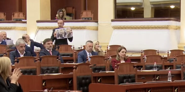 “Te Nusreti”, Rama në foltore, Sula nxjerr foton e ministrave në Dubai