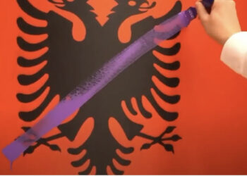 VIDEO-“Rama lyen flamurin shqiptar me ngjyrat e rilindjes”, Berisha publikon sloganin e protestës
