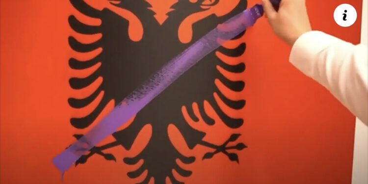 VIDEO-“Rama lyen flamurin shqiptar me ngjyrat e rilindjes”, Berisha publikon sloganin e protestës