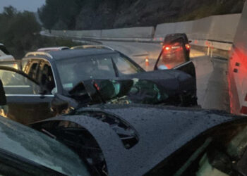 Përplasen “kokë më kokë” dy mjete në aksin Peqin-Elbasan, raportohet për disa të plagosur