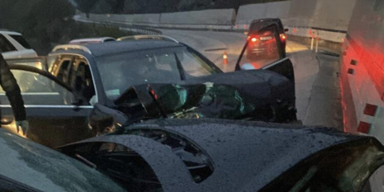 Përplasen “kokë më kokë” dy mjete në aksin Peqin-Elbasan, raportohet për disa të plagosur