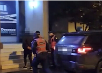 EMRAT/ Policia arreston “ÇUNAT PROBLEMATIKË” të Tiranës, u kapën me dy pistoleta dhe kallashnikovë në “Range Rover”