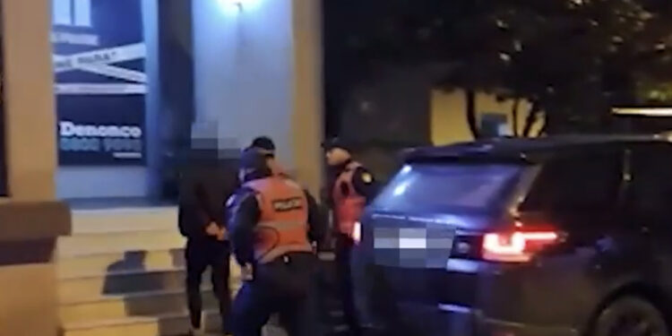 EMRAT/ Policia arreston “ÇUNAT PROBLEMATIKË” të Tiranës, u kapën me dy pistoleta dhe kallashnikovë në “Range Rover”