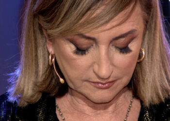 E ndjen gjithmonë mungesën e mamasë, Marjana Kondi shpërthen në lot: Nuk shkoj dot as në varreza, më duket sikur….