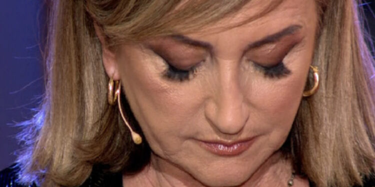 E ndjen gjithmonë mungesën e mamasë, Marjana Kondi shpërthen në lot: Nuk shkoj dot as në varreza, më duket sikur….