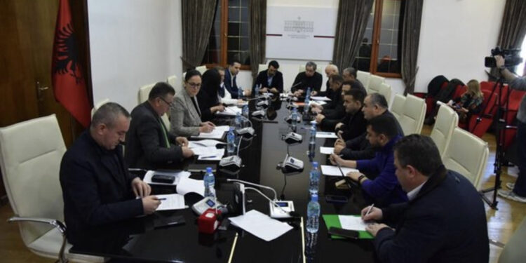 EMRAT/ Bordi i oligarkëve, emrat që po vjedhin shqiptarët me naftën