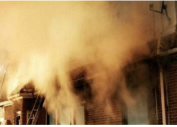 Zjarr në një godinë të braktisur në Fier, rrezikon nga flakët dhe një bllok banimi