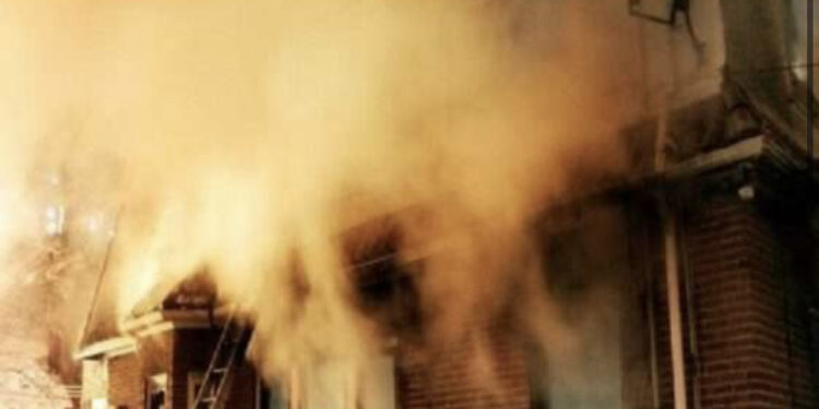 Zjarr në një godinë të braktisur në Fier, rrezikon nga flakët dhe një bllok banimi