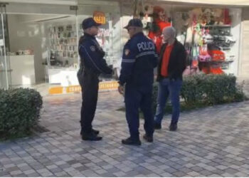 Grabitet në Vlorë, vidhet gjatë natës dyqani i telefonave