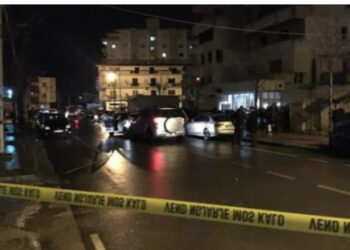 Burri vret gruan shtatzëne në derë të spitalit