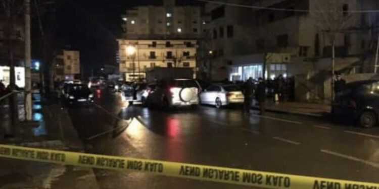 Burri vret gruan shtatzëne në derë të spitalit