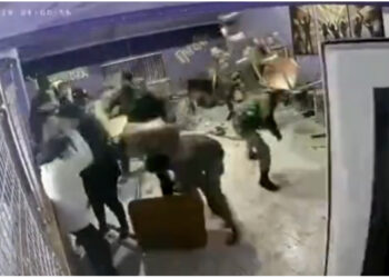 VIDEO/ Rekrutët e Putinit e nisin luftën para kohe, shufra hekuri e karrige kokës njëri – tjetrit në një klub nate!