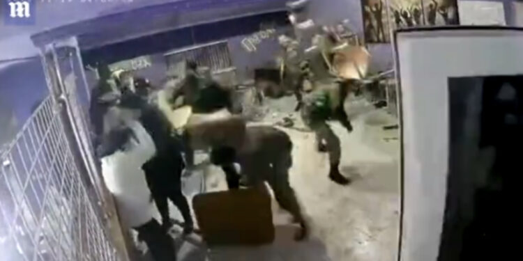 VIDEO/ Rekrutët e Putinit e nisin luftën para kohe, shufra hekuri e karrige kokës njëri – tjetrit në një klub nate!