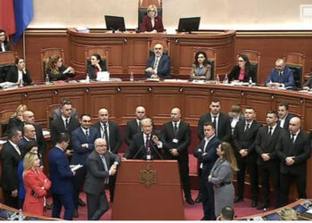 Sërish skandal në Kuvend/ Nikolla nuk i jep fjalën Berishës, kreu i opozitës transmeton live në FB