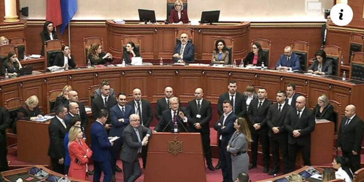 Sërish skandal në Kuvend/ Nikolla nuk i jep fjalën Berishës, kreu i opozitës transmeton live në FB