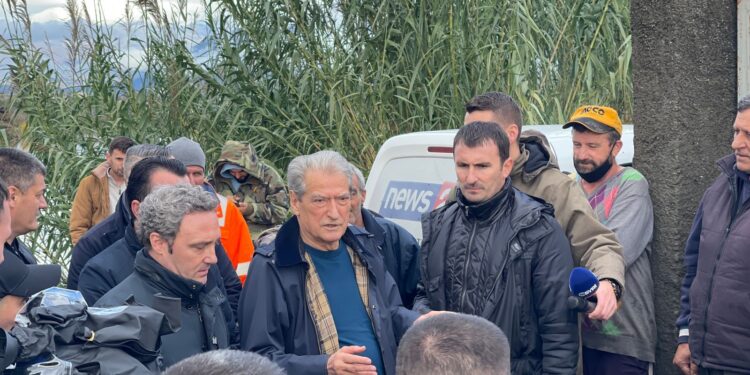 LIVE-Berisha vesh cizmet dhe shkon në Shkodër: Rama-Balluku hapën HEC-et natën dhe vodhën 5 mln euro