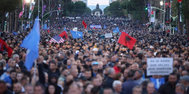 Protesta e opozitës jehonë në mediat ndërkombëtare: Mijëra u mblodhën kundër qeverisë, Berisha tregoi muskujt para zgjedhjeve lokale