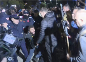 VIDEO/ Pamje të reja! Ky është protestuesi që policia e ngriti “zgupthi” në ajër