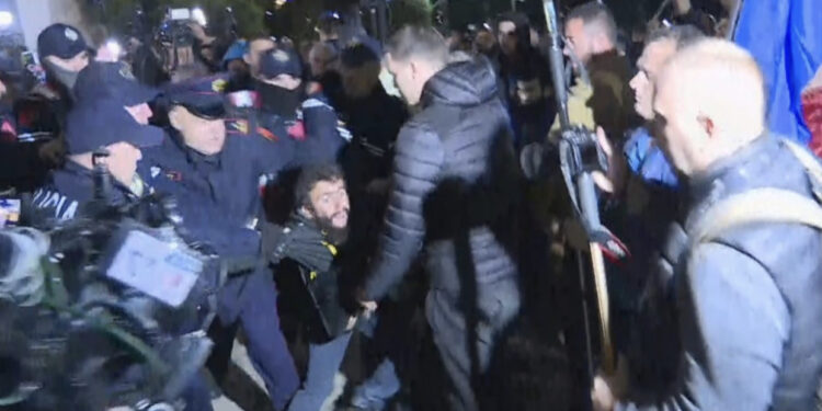 VIDEO/ Pamje të reja! Ky është protestuesi që policia e ngriti “zgupthi” në ajër