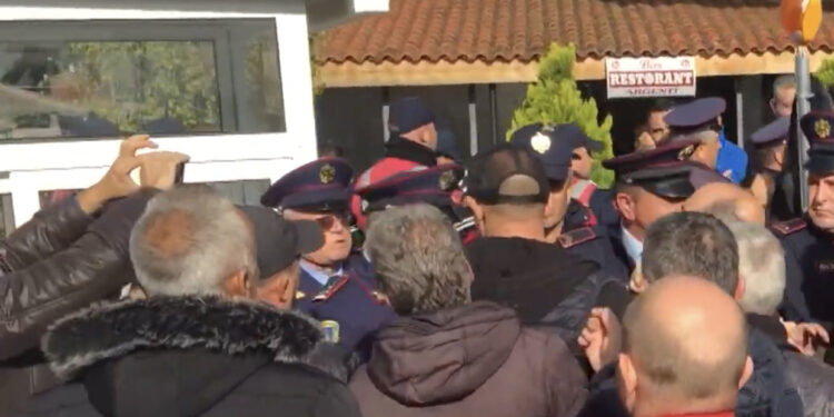 Parku i Divjakës me pagesë, banorët përplasen me policinë, marrin përpara kabinën dhe traun