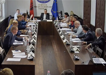 LIVE-Debat për portin! PD: T’ju vijë turp! Hajdutë, sillni hidraulikun e Ramës këtu