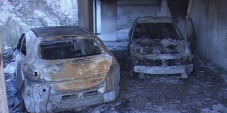 Digjen dy makina në Vlorë, në pronësi të një 49-vjeçari