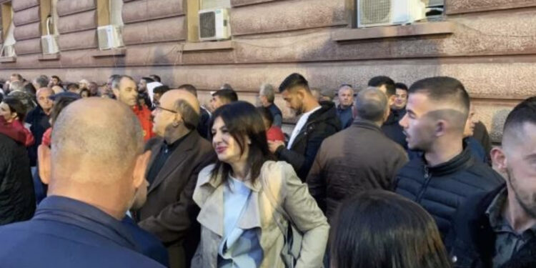 I paftuari, tre besnikët dhe “tradhtari” në protestën e Berishës