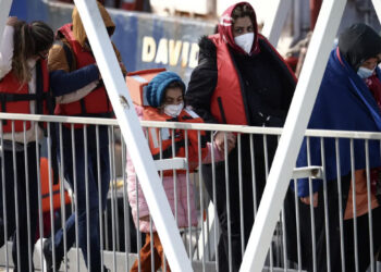 Pse gratë shqiptare përfitojnë më lehtë azil në Britani? Media zbulon skemën e mashtrimit