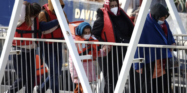 Pse gratë shqiptare përfitojnë më lehtë azil në Britani? Media zbulon skemën e mashtrimit