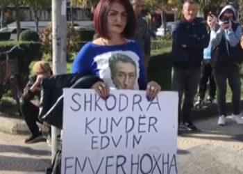 Fotolajm/ Protestuesja stampon foton e Berishës në bluzë