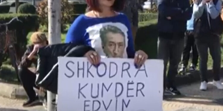 Fotolajm/ Protestuesja stampon foton e Berishës në bluzë