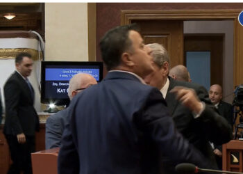 LIVE-Deputetët e Partisë Demokratike bllokojnë foltoren