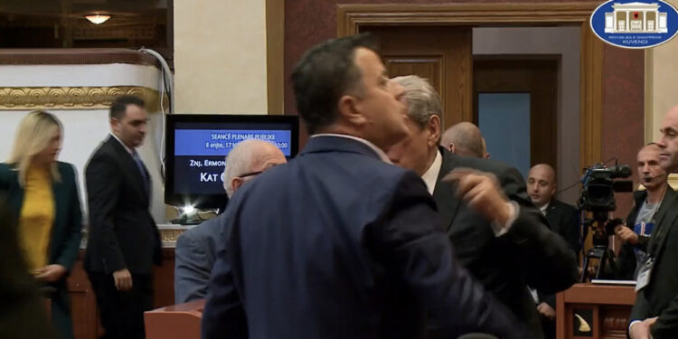 LIVE-Deputetët e Partisë Demokratike bllokojnë foltoren