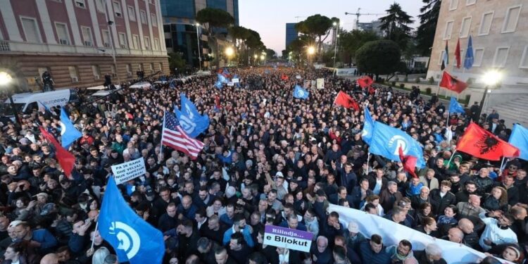 Zëri Amerikës: Berisha ka rimarrë PD, protesta – më e madhja e viteve të fundit