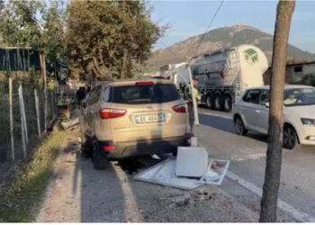 Aksident në Lezhë, makinës i çahen gomat dhe merr para pemët bashkë me ndriçuesit