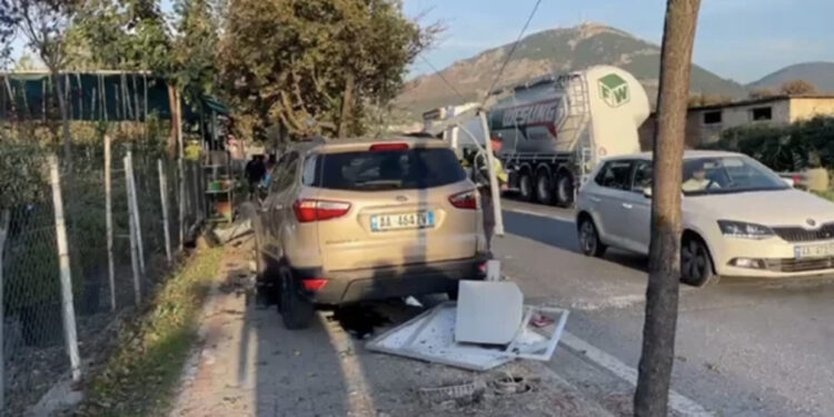 Aksident në Lezhë, makinës i çahen gomat dhe merr para pemët bashkë me ndriçuesit