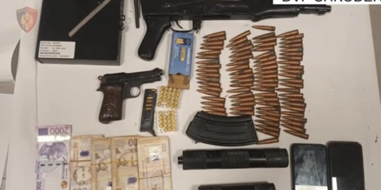 EMRI/ Zbulohet magazina e përshtatur për kultivim kanabisi në Shkodër, prangoset 35-vjeçari, i sekuestrohen dy armë me silenciator