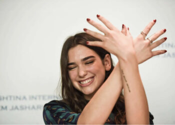 Dua Lipa merr pasaportën shqiptare