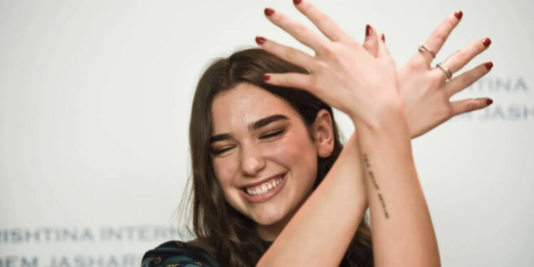 Dua Lipa merr pasaportën shqiptare
