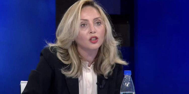 “Pagat janë beter”, Brisida Shehaj: M’u mbushën sytë me lot, e reja la punën në Tatime për të punuar si pastruese në Londër